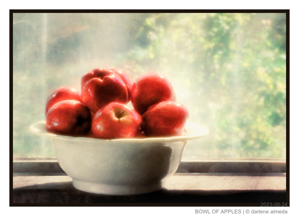 BOWL OF APPLES